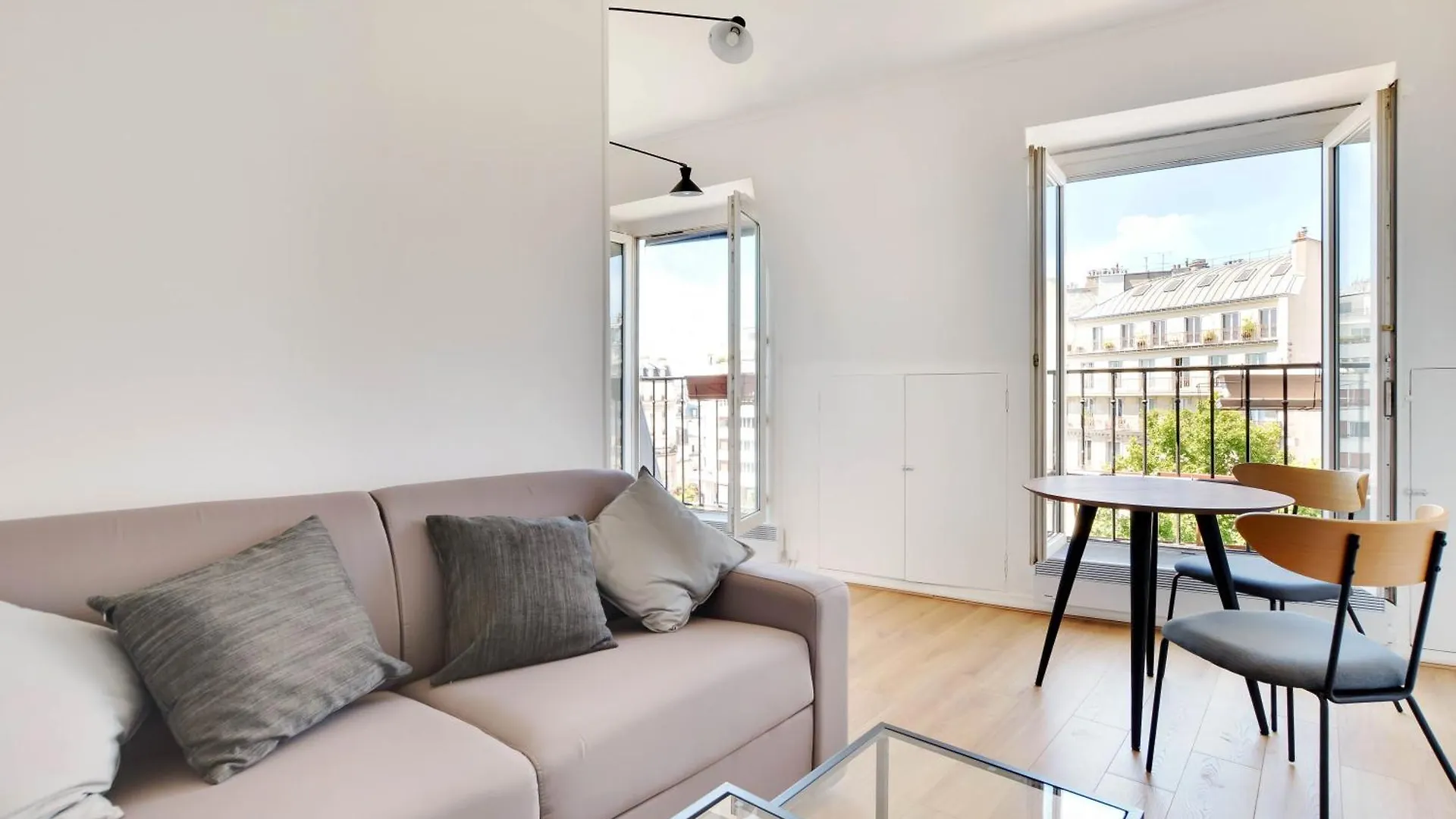 Superb Bright Studio Clichy Montmartre contacts