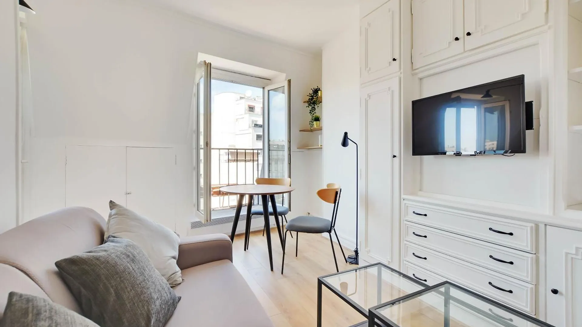 Superb Bright Studio Clichy Montmartre Paris
